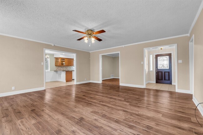 Building Photo - 23826 Farm Hill Dr