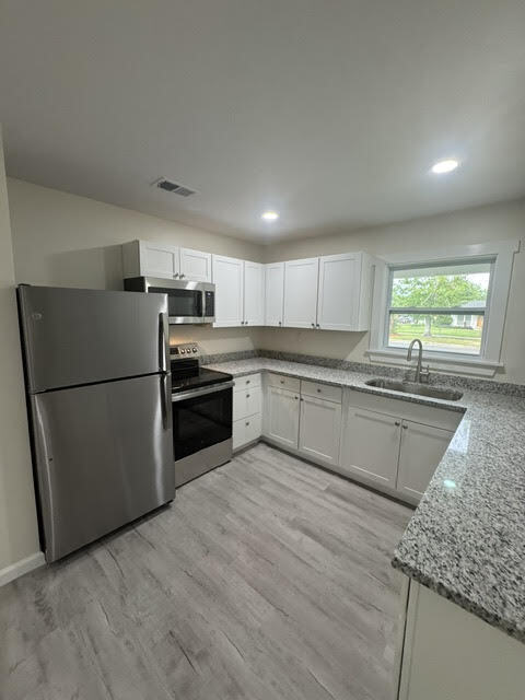 Building Photo - 5700 Eastwood Dr