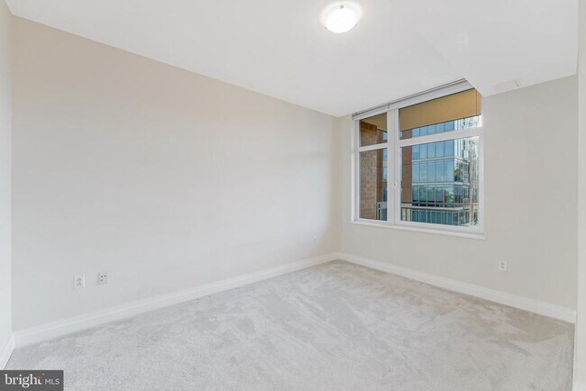 Building Photo - 8220 Crestwood Heights Dr