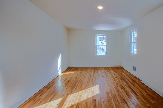 Building Photo - RENOVATED & READY FOR MOVE IN! COZY 2 BEDR...