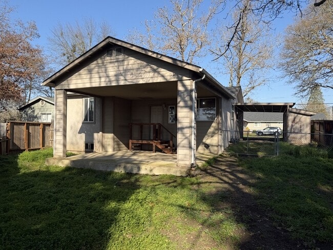 Building Photo - 1221 SW I St