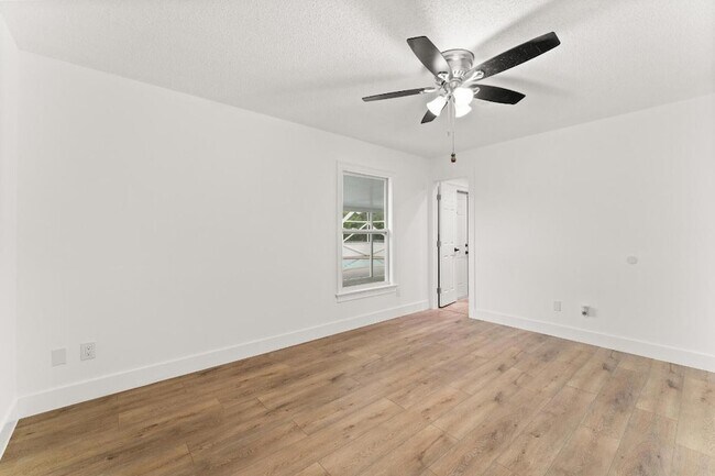 Building Photo - 1575 SW Fresno Rd