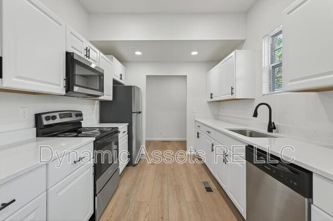 Building Photo - 542 E 23rd St
