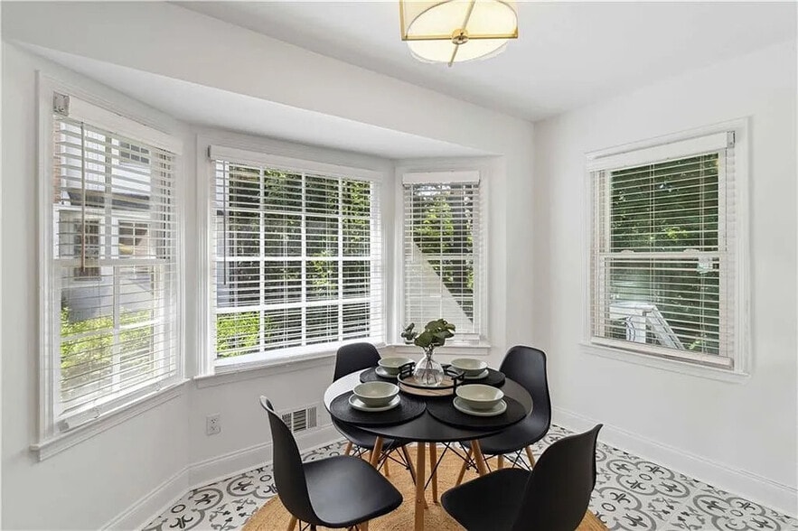 Building Photo - Room in Single Family Home on Glenwhite Dr