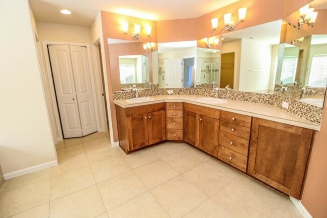 Building Photo - Excellent Snohomish Location. 5bed 3bath 2 Car Garage Sitting on a non through street with very l...