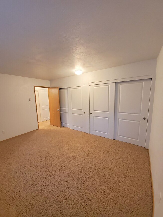 Building Photo - One Bedroom, One Bath - Special $1275.00 and Second Month Free!