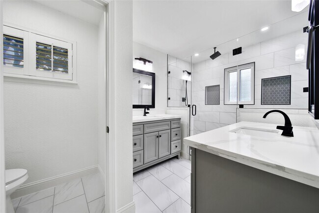 Building Photo - 950 Del Norte St