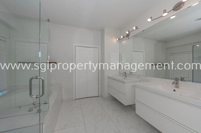 Building Photo - 6001 Pinwood Cir