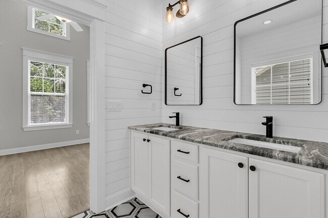 Building Photo - Newly Refreshed Single Story Home in Carol...