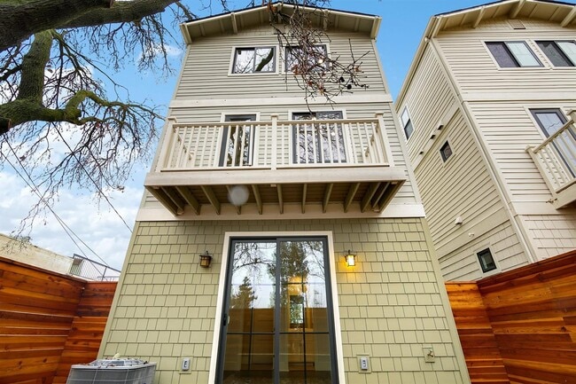 Building Photo - NEWER HOME -4 BED, 3.5 BATHS, 2 CAR GARAGE DOWNTOWN LIVING