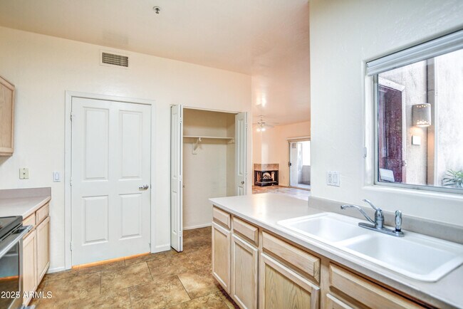 Building Photo - 11260 N 92nd St