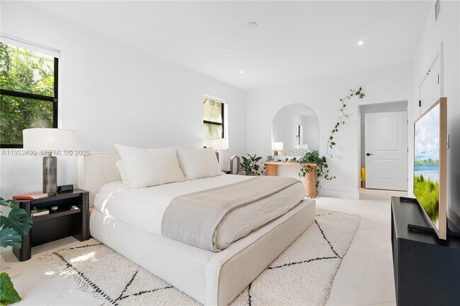 Building Photo - 2489 Meridian Ave