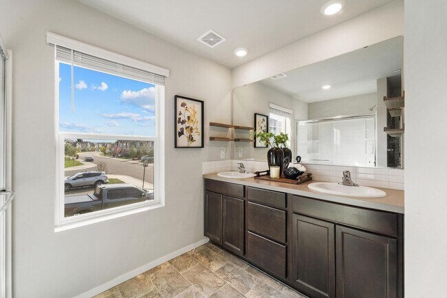 Building Photo - Beautiful Home in Puyallup