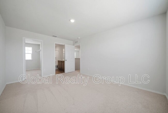 Building Photo - 535 Wild Olive Wy