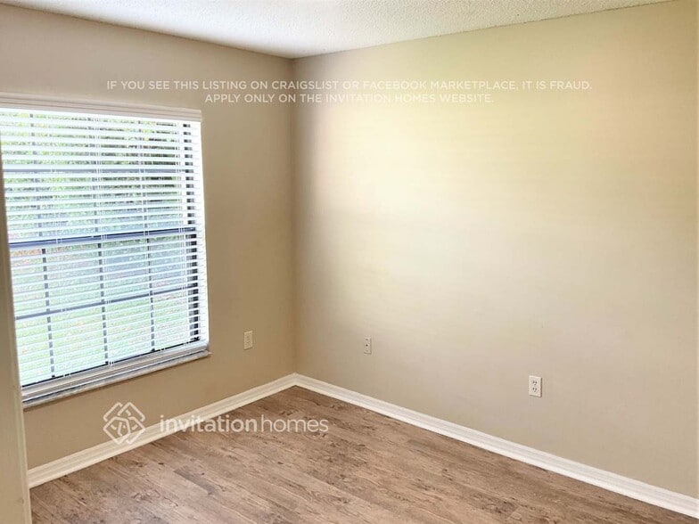 Building Photo - 2174 E Gloria Dr