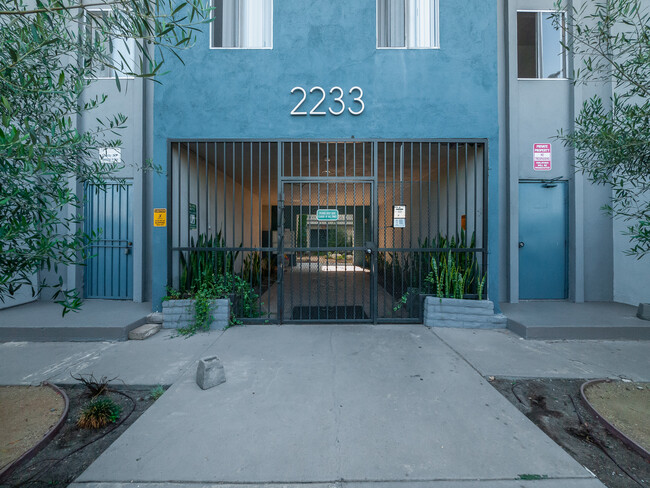 Building Photo - Beautifully Renovated Mid-Century  2 Bed/2...