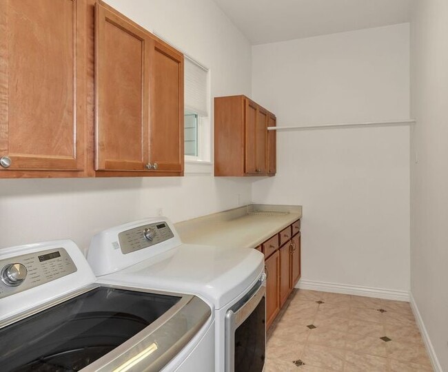 Building Photo - Beautiful and Spacious 4Bd 3.5Bath Home in...