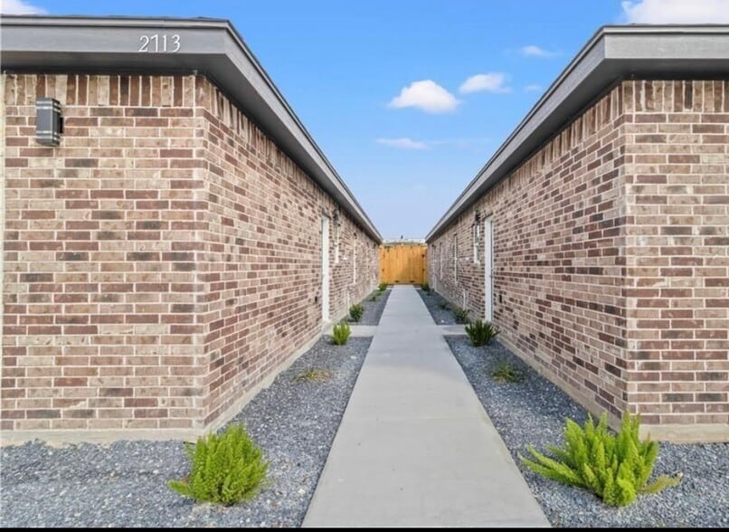 Beautiful brick exterior - 2513 E Israel Ave