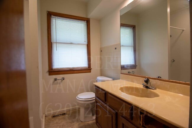 Building Photo - Charming 2-Bedroom Duplex