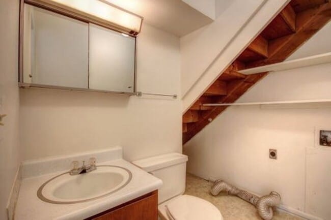 Building Photo - 1010 Crescent Dr