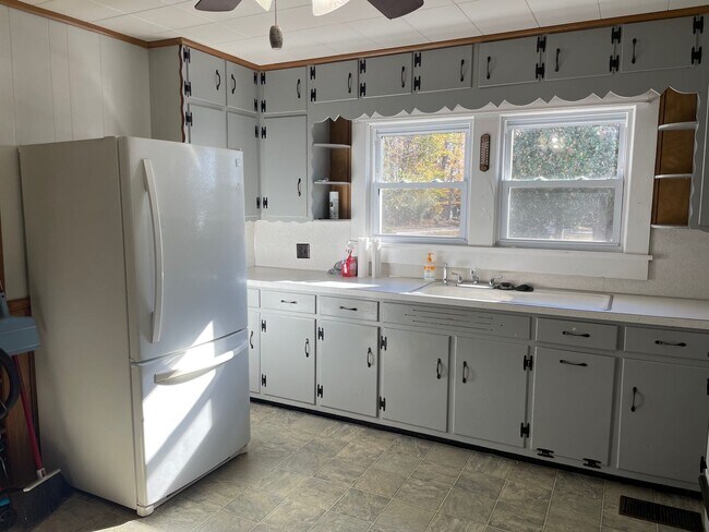 Building Photo - NICE CLEAN COUNTRY HOME, 3 BDRM 1.5 BA $1,300 RENT AND $1,300 DEPOSIT