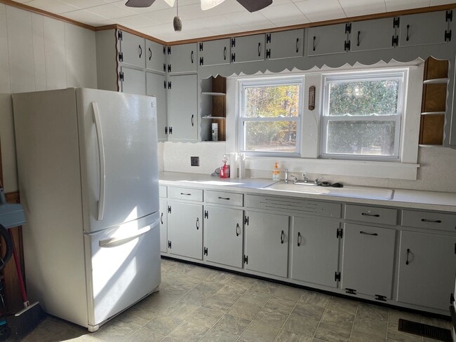 Building Photo - NICE CLEAN COUNTRY HOME, 3 BDRM 1.5 BA $1,400 RENT AND DEPOSIT