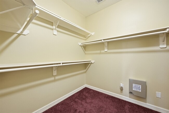 Building Photo - 25203 Oak Villa Dr