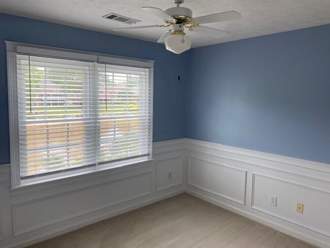 Building Photo - Lakefront family home