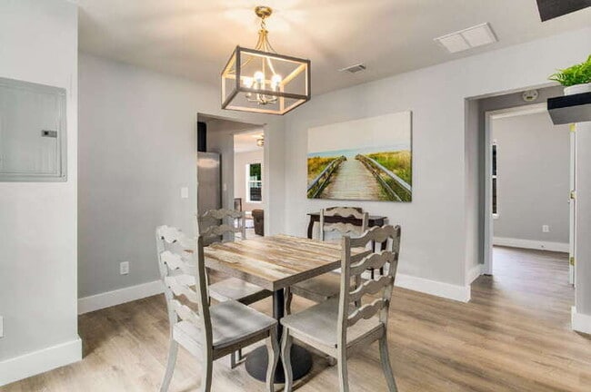 Building Photo - Charming 3-Bedroom, 2-Bath Home Near Downtown Pensacola