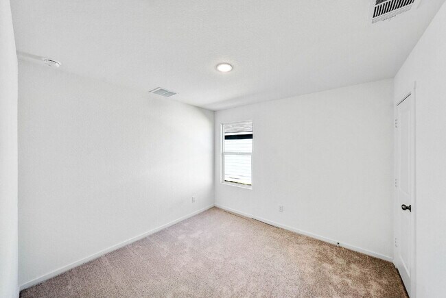 Building Photo - 1 MONTH FREE RENT WITH 18 - 24 MONTH LEASE!!! AVAILABLE THROUGH MAY ONLY! INTERNET INCLUDED!