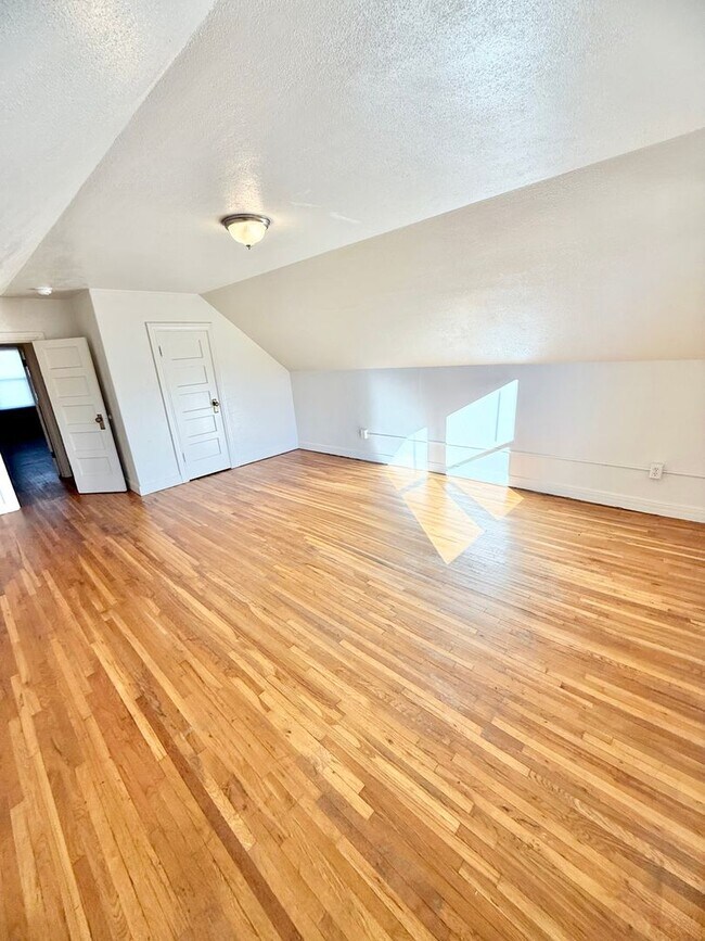 Building Photo - Move in ready home on S Park