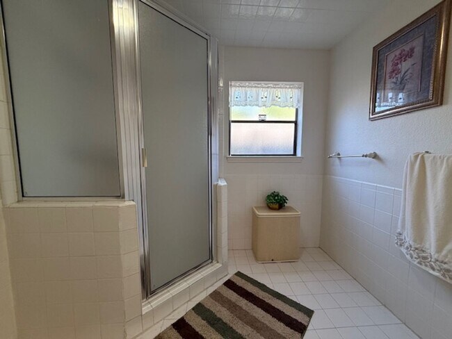 Building Photo - Prestigious Gated Living in Mission Trace-...