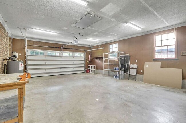 Building Photo - 212 Pinewood Dr