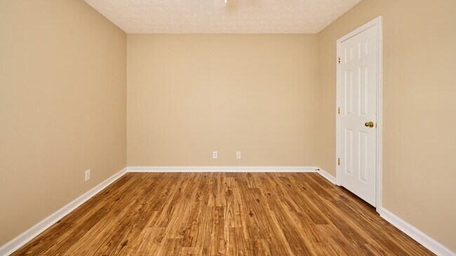 Building Photo - For Rent: 2BR, 1 1/2 BA condo, upstairs unit. Special: $400 off the first month for a lease that ...