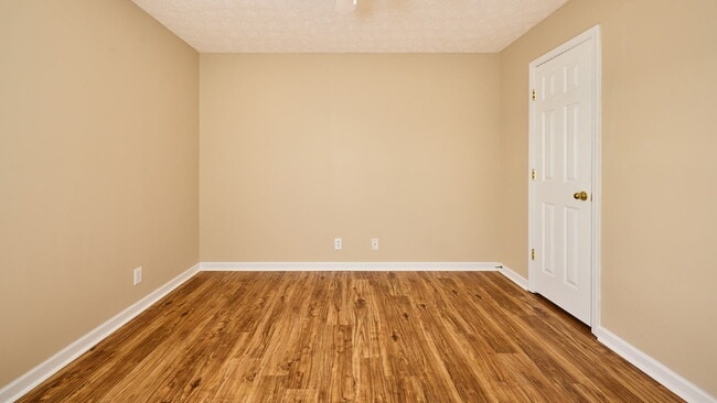 Building Photo - Reduced Rent and Special: 2BR, 1 1/2 BA condo, upstairs unit. Special: $400 off the first month f...