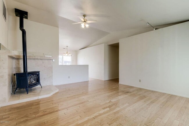 Building Photo - 4 Bed, 2 Bath in CHESHIRE!! Amazing Peak V...