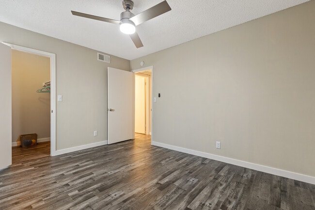 Building Photo - Oak Glen