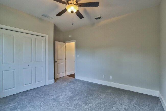 Building Photo - 43 Sarlan Garden Dr