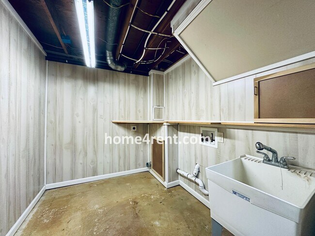 Building Photo - Wonderful Three Bedroom Olathe Home in a Q...
