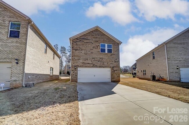 Building Photo - 3026 Lisburn St