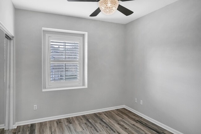 Building Photo - Gorgeous 5 Bedroom Home Behind the Gates i...