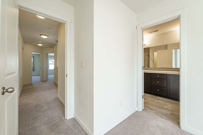 Building Photo - Light, Bright & Move-In Ready – 3BR Gem in Prime Ridgefield Location!  (Pet Friendly)