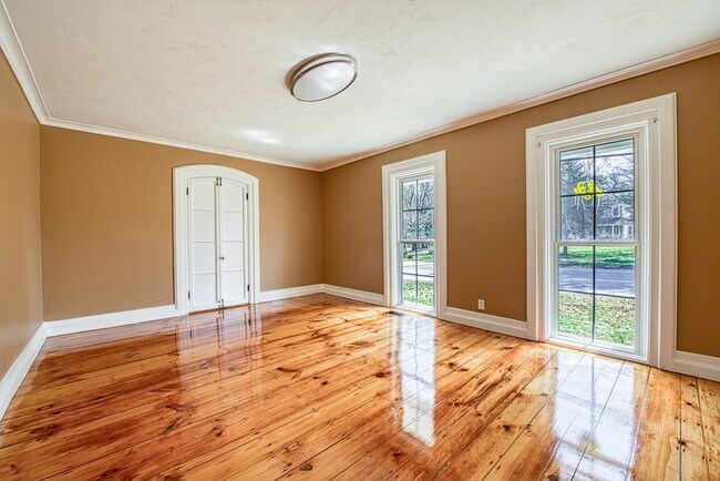 Building Photo - 970 N Main St