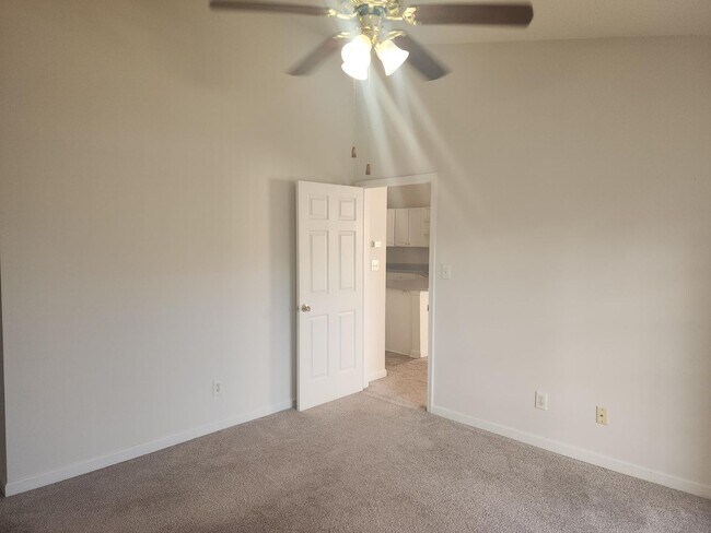 Building Photo - 141-300 (4)