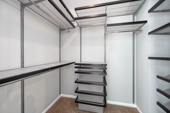Building Photo - 2470 Country Club Dr
