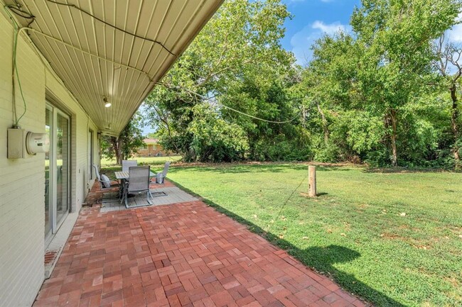 Building Photo - Beautiful Mid Century Ranch North of WSU o...