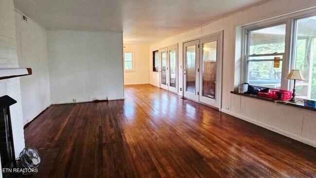 Building Photo - 313 W Outer Dr