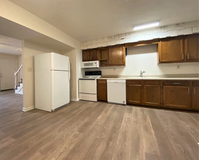 Building Photo - Townhouse style 4bed, 2bath duplex in Cul-...