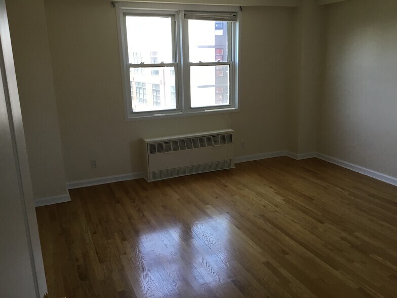 MBR has cross ventilation windows - 444 Bedford St