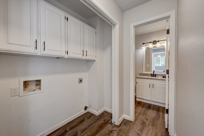 Building Photo - $2,800 - 3 Bed. 2.5 Bath Home with AC, Lof...